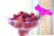 Ayuvedisches Gericht für Dosha "Kapha": Dessert -  Nektarinenkompott mit Himbbeersauce und Basilikumsirup (Foto: Marikka-Laila Maisel)